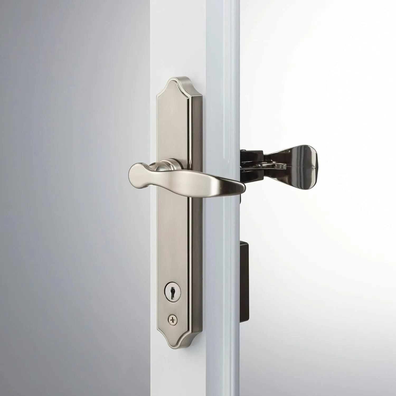 Ideal Security 1216 Surface Mount Storm Door Handle with Lock and Key for 1 – 1 ½ inches Thick Doors (Satin Silver, 4-Posts)