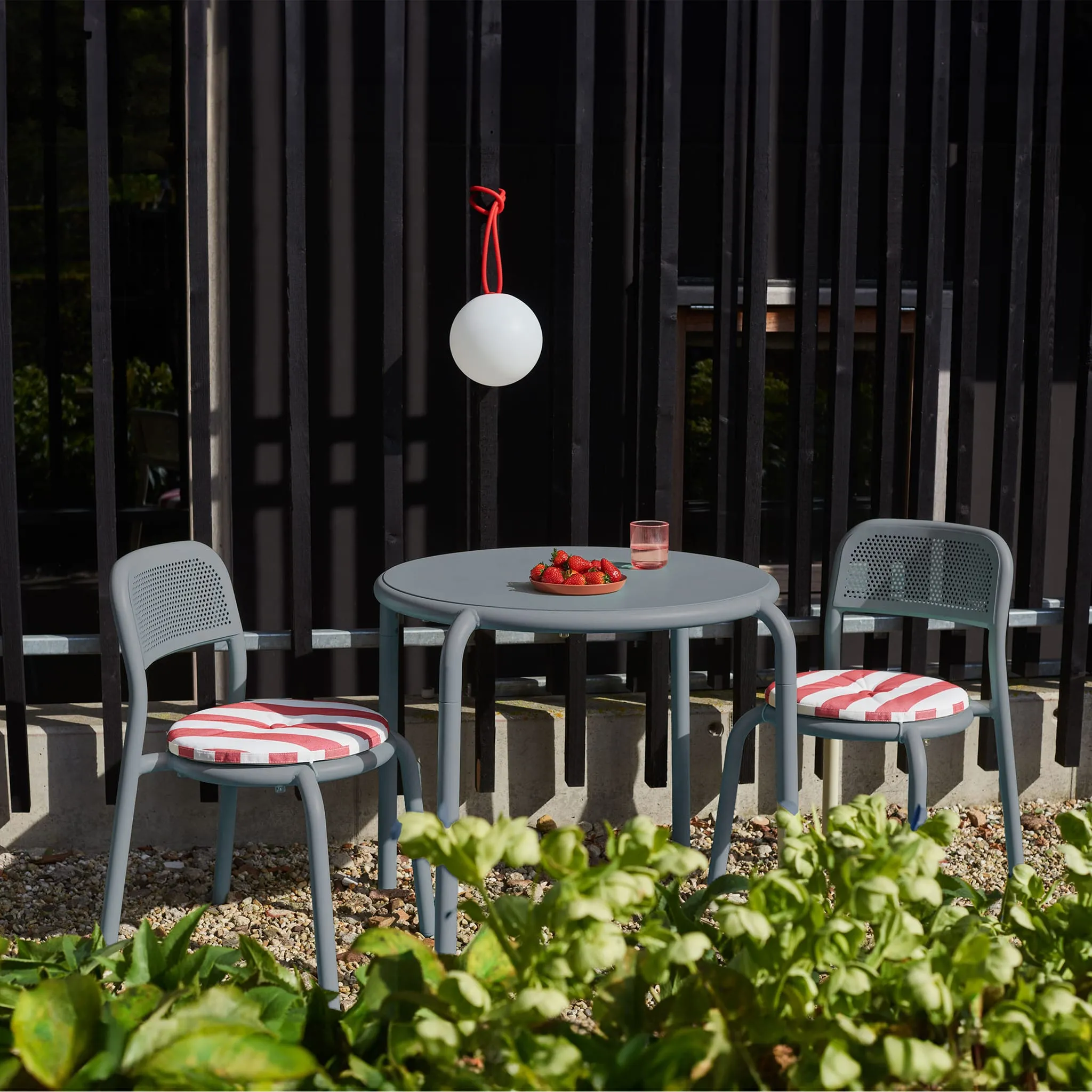 Toní Bistro Set<br> 1 Round Table   2 Chairs