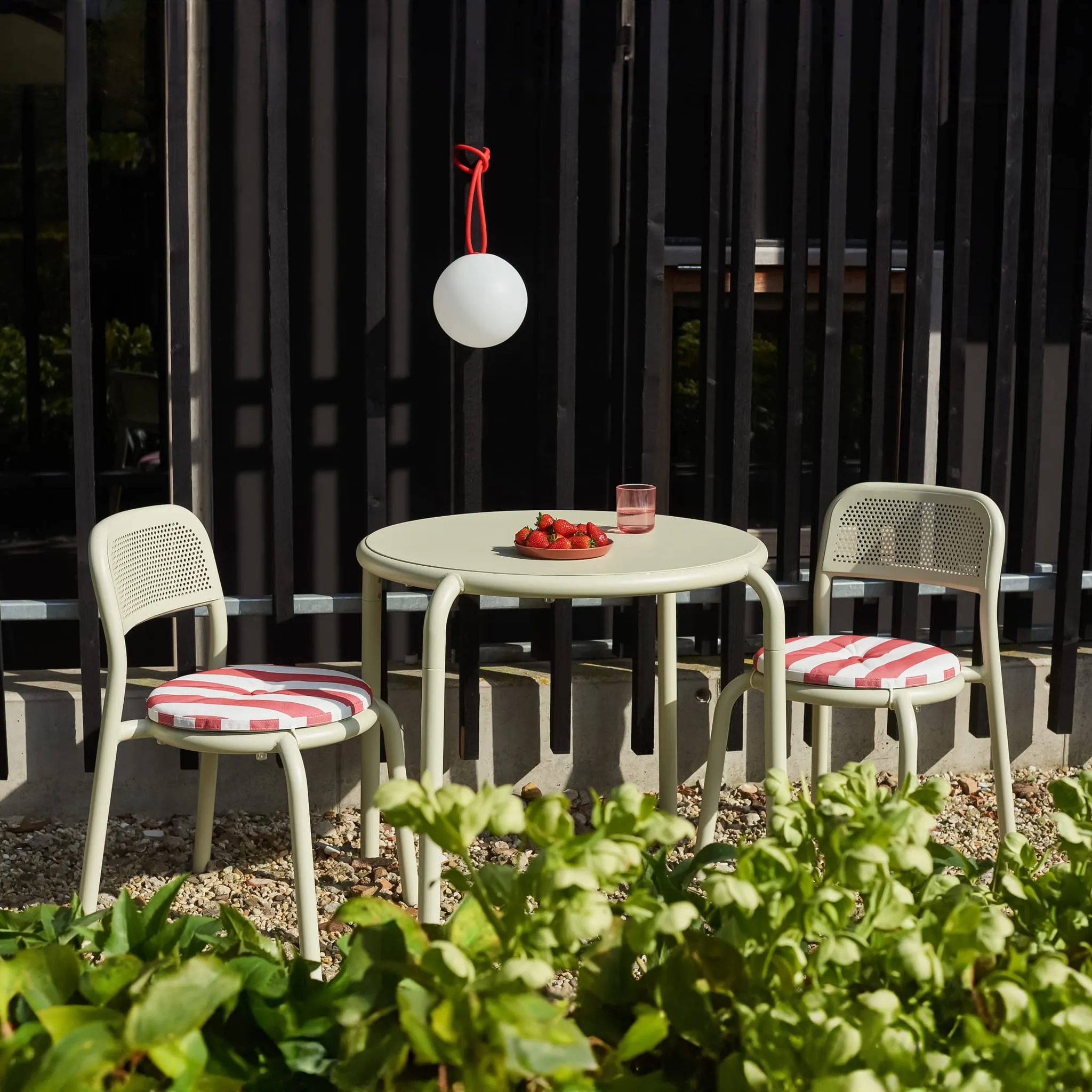 Toní Bistro Set<br> 1 Round Table   2 Chairs